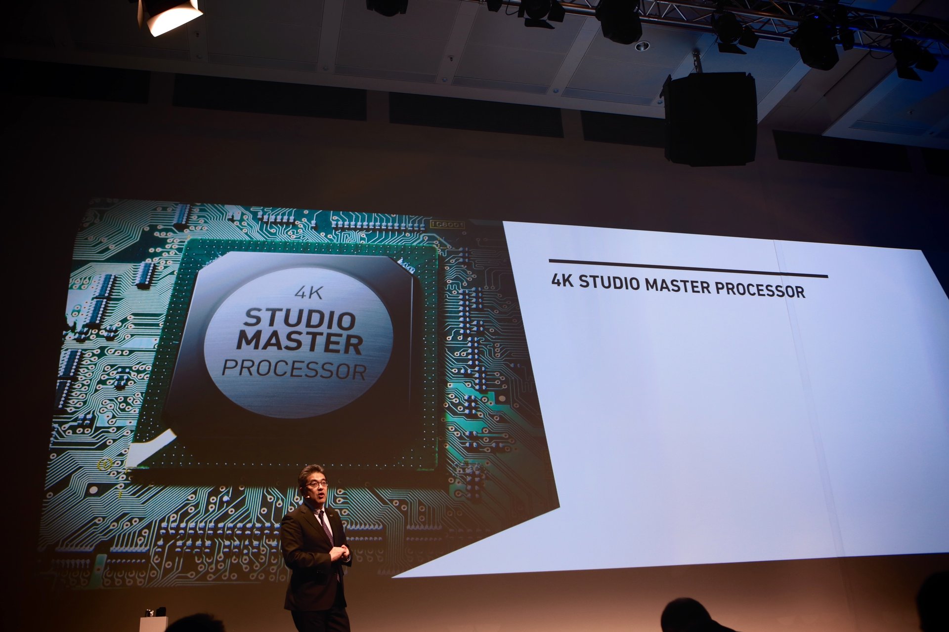 Für einmal war es aber nicht Laurent Abadie, der duch die Produktepräsentation führte. Yuki Kusumi, Senior Vice President Appliances Company bei Panasonic zeigt die Highlights von 2015. Zum Beispiel die Einführung von 4K Pro. Nach mehr Pixeln stehen jetzt bessere Pixel im Fokus. Der neue Studio Master Prozessor sorgt dabei für die besten Bilder. Panasonic will so in puncto Panel-Qualität wieder eine Vorreiterrolle übernehmen.